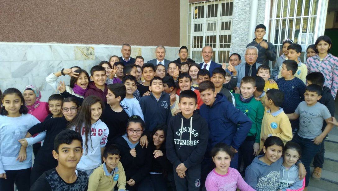 İl Milli Eğitim Müdürümüz Sayın Seyfullah OKUMUŞ ve İlçe Milli Eğitim Müdürümüz Mustafa ÖZMEN 75.Yıl Vali Muharrem Göktayoğlu Ortaokulunu ziyaret etmişlerdir.