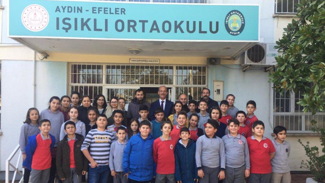 İlçe Milli Eğitim Müdürümüz Sayın Mustafa ÖZMEN, Efeler Işıklı Ortaokulunu ziyaret ederek öğretmenler ve öğrencilerle bir araya geldi.