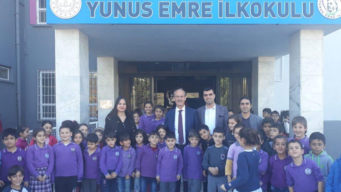 İlçe Milli Eğitim Müdürümüz Sayın Mustafa ÖZMEN, Efeler Yunus Emre İlkokulunu ziyaret ederek öğretmenler ve öğrencilerle bir araya geldi.