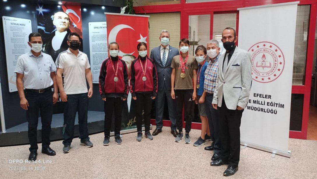 İzmir'de düzenlenen  Türkiye atletizm federasyonu  6. Turkcell U14 Küçükler kız ve erkekler atletizm festivali bölge finallerinde dereceye giren öğrenciler İlçe Milli Eğitim Müdürümüz Sayın Hakan ÖZCAN'ı makamında ziyaret ettiler.