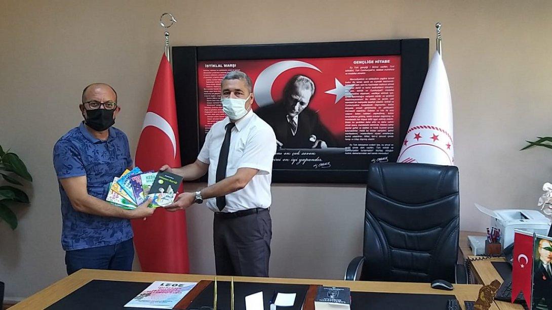 Ovaeymir İlkokulu öğretmenlerimizden Mustafa ÜNVER , İlçe Milli Eğitim Müdürümüz Sayın Hakan ÖZCAN'ı ziyaret etti.