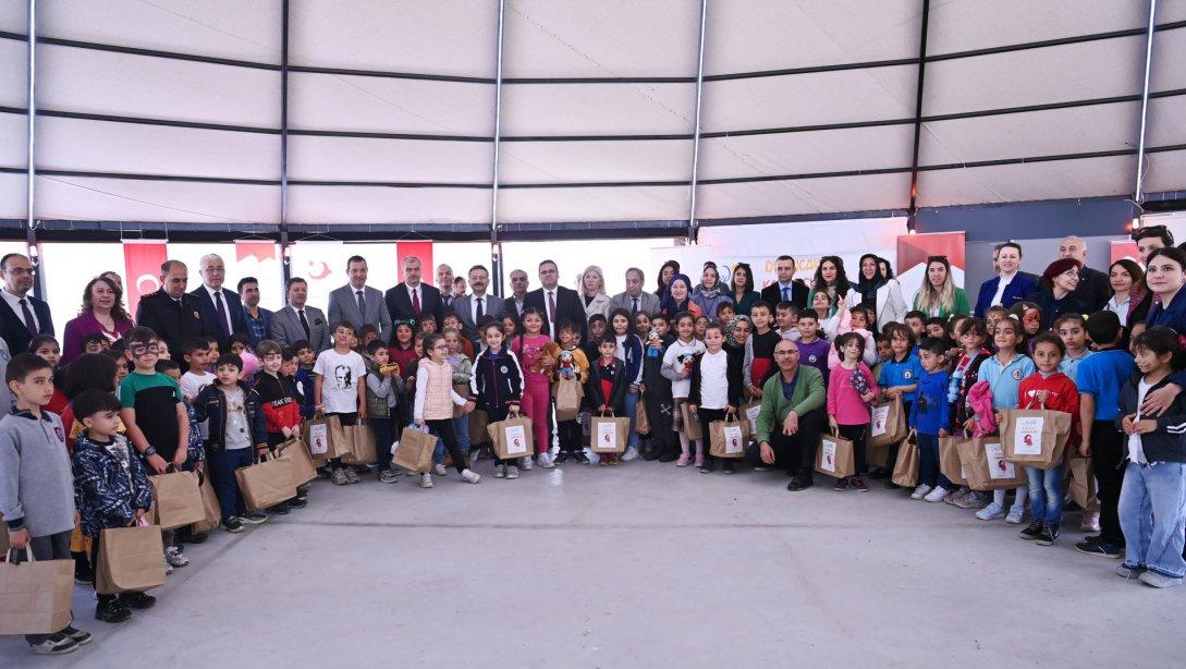 İl Milli Eğitim Müdürümüz Sayın Seyfullah OKUMUŞ 'Oyuncak Kardeşliği' Projesi Kapsamında Düzenlenen Programda Depremzede Çocuklarımızla Bir Araya Geldi