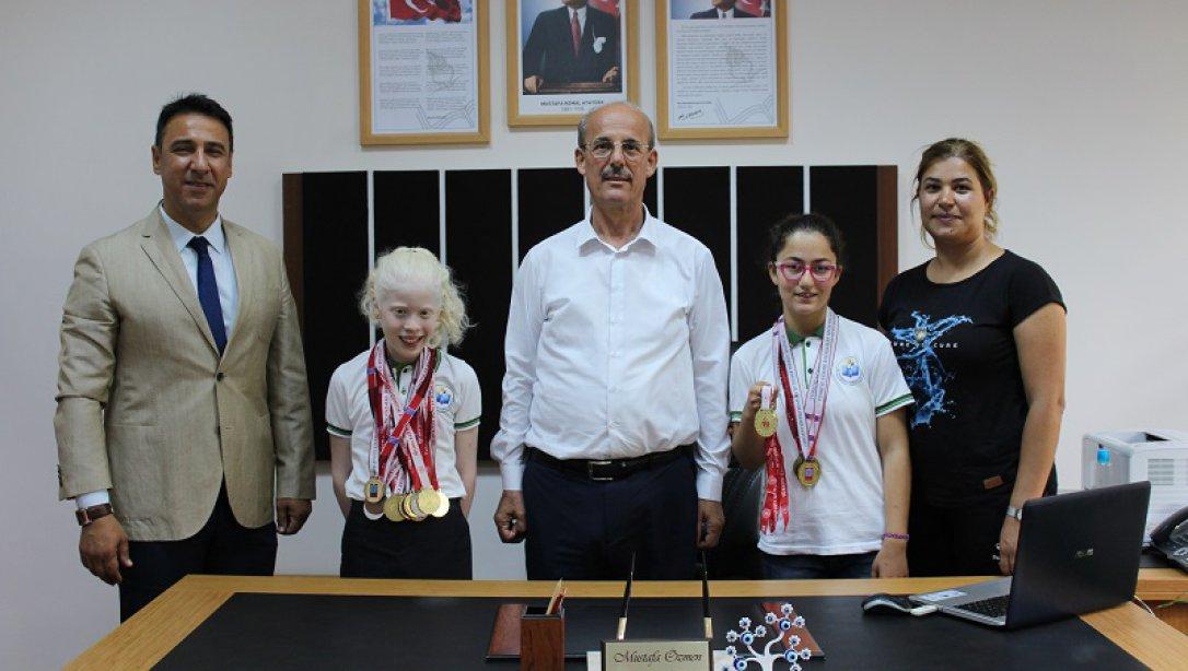 İlçe Milli Eğitim Müdürümüz Sayın Mustafa ÖZMEN , Türkiye Şampiyonu Özel Sporcularımızı,  makamında kabul etti.