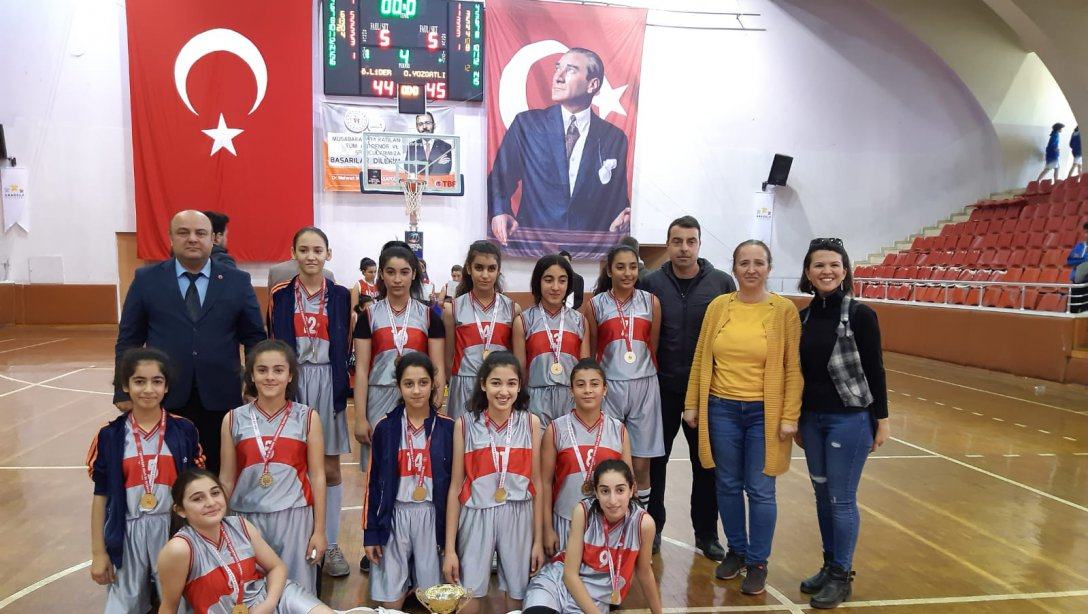 Basketbol Yıldız Kızlarda Osman Yozgatlı Ortaokulu Şampiyon Oldu.