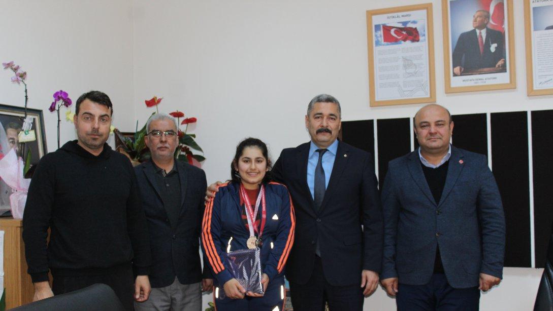 Osman Yozgatlı Ortaokulu öğrencimiz Aleyna ÖNER, Bilek Güreşinde Türkiye Şampiyonasına katılmaya hak kazanmıştır.