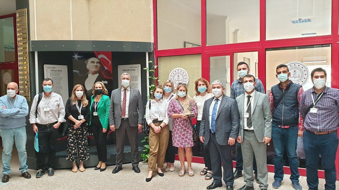 Hacı Celal Oto Ortaokulumuzun Erasmus+ Projesi kapsamındaki misafirleri İlçe Milli Eğitim Müdürümüz Sayın Hakan ÖZCAN'ı ziyaret ettiler.