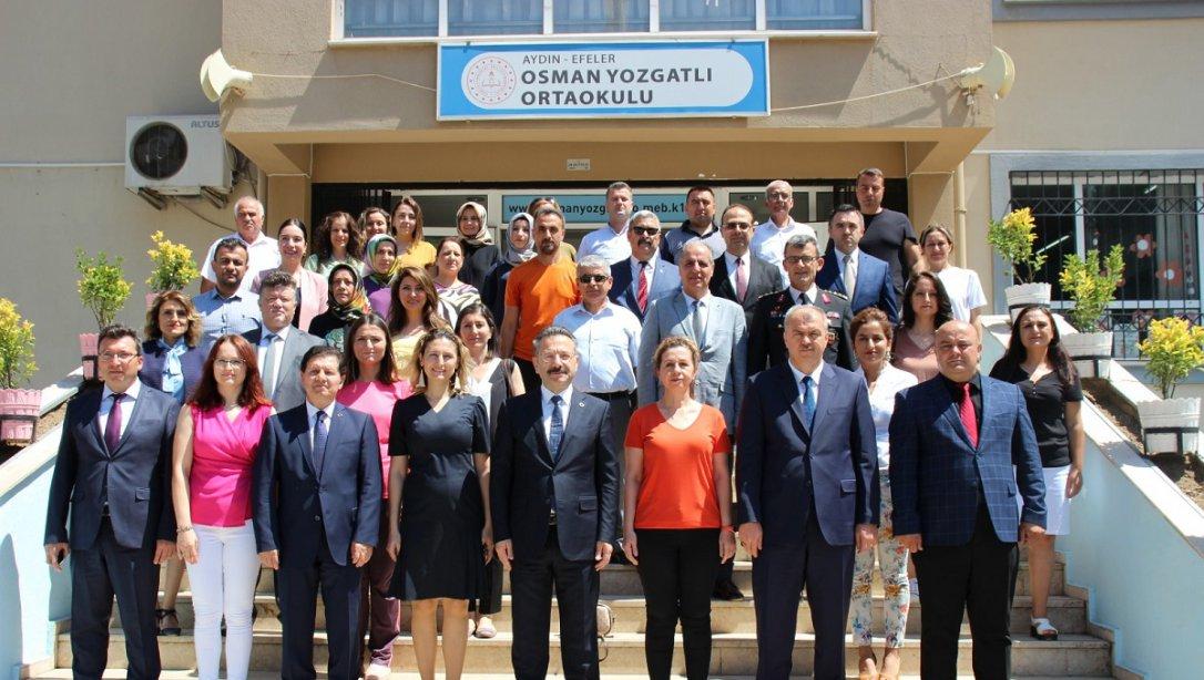 Valimiz Sayın Hüseyin AKSOY, 2021-2022 Eğitim Öğretim Yılı Sonu Karne Sevincini İlçemiz Osman Yozgatlı Ortaokulu Öğrencileri İle Paylaştı